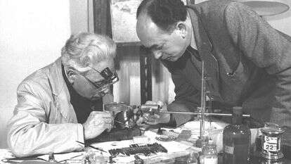 מומחי האוניברסיטה העברית העוסקים בשחזור המגילות. | לע"מ