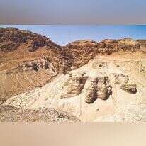 אלפיים שנות טראומה במערה. קומראן במדבר יהודה ומגלי המגילות ב־ 1953. | שאטרסטוק