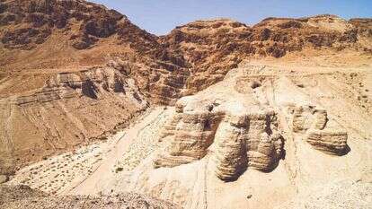 אלפיים שנות טראומה במערה. קומראן במדבר יהודה ומגלי המגילות ב־ 1953. | שאטרסטוק
