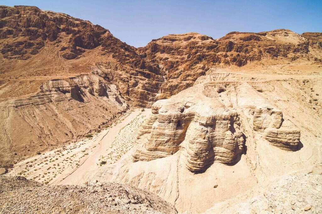 אלפיים שנות טראומה במערה. קומראן במדבר יהודה ומגלי המגילות ב־ 1953. | שאטרסטוק