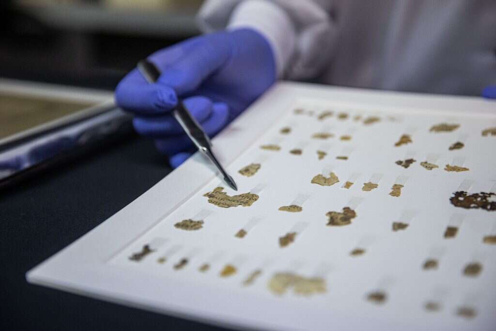 רוב האוסף הוא שרידי מגילות, קרעים וקרעי קרעים. מגילה שהתגלתה בשנים האחרונות. | יונתן זינדל, פלאש 90