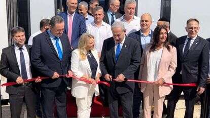 ראש הממשלה בנימין נתניהו ורעייתו שרה יחד עם שרת התחבורה מירי רגב, שר האוצר בצלאל סמוטריץ', שר האנרגיה והתשתיות ושר התחבורה לשעבר ישראל כ"ץ בטקס השקת הקו האדום של הרכבת הקלה. קובי גדעון - לע"מ ראש הממשלה בנימין נתניהו ורעייתו שרה יחד עם שרת התחבורה מירי רגב, שר האוצר בצלאל סמוטריץ', שר האנרגיה והתשתיות ושר התחבורה לשעבר ישראל כ"ץ בטקס השקת הקו האדום של הרכבת הקלה. קובי גדעון - לע"מ