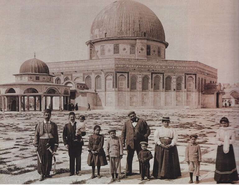 אברהם ראובן קמרלקר, מעשירי הקהילה, עם משפחתו בהר הבית בשנת 1902. | נינתן לין לישר, באדיבות ארכיון אליעז דנדקר