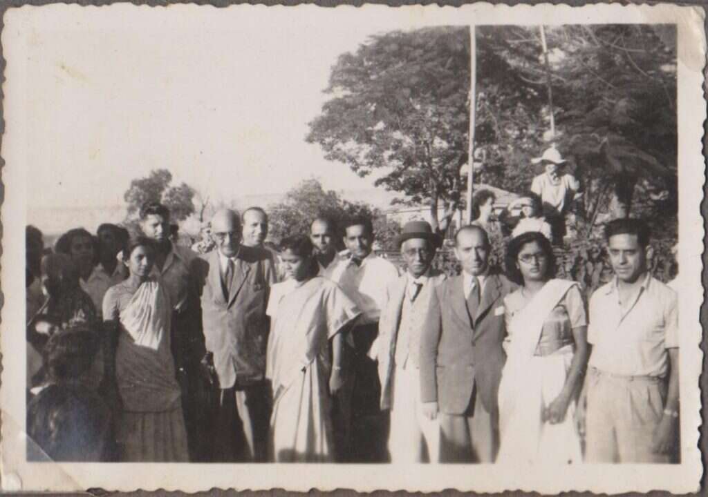 12.בזמן ההפגנות 1952 עם עמנואל אולסוונגר וד''ר אליהו מוזס ראג'פורקר ראש עיריית בומביי לשעבר