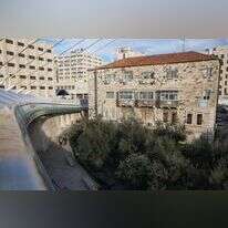 אחד מהבתים שבבעלות ההקדש, סמוך לגשר המיתרים בכניסה לירושלים. | נועם ריבקין פנטון, פלאש 90