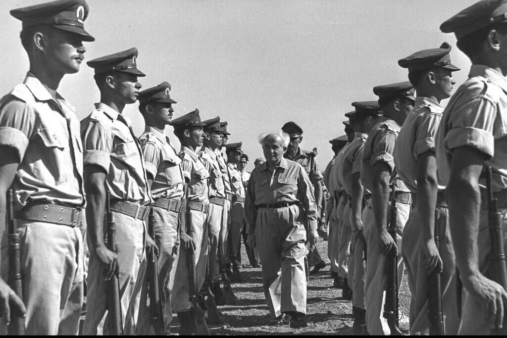 דוד בן־גוריון בודק את צוערי הקצינים, 1955. | לע"מ