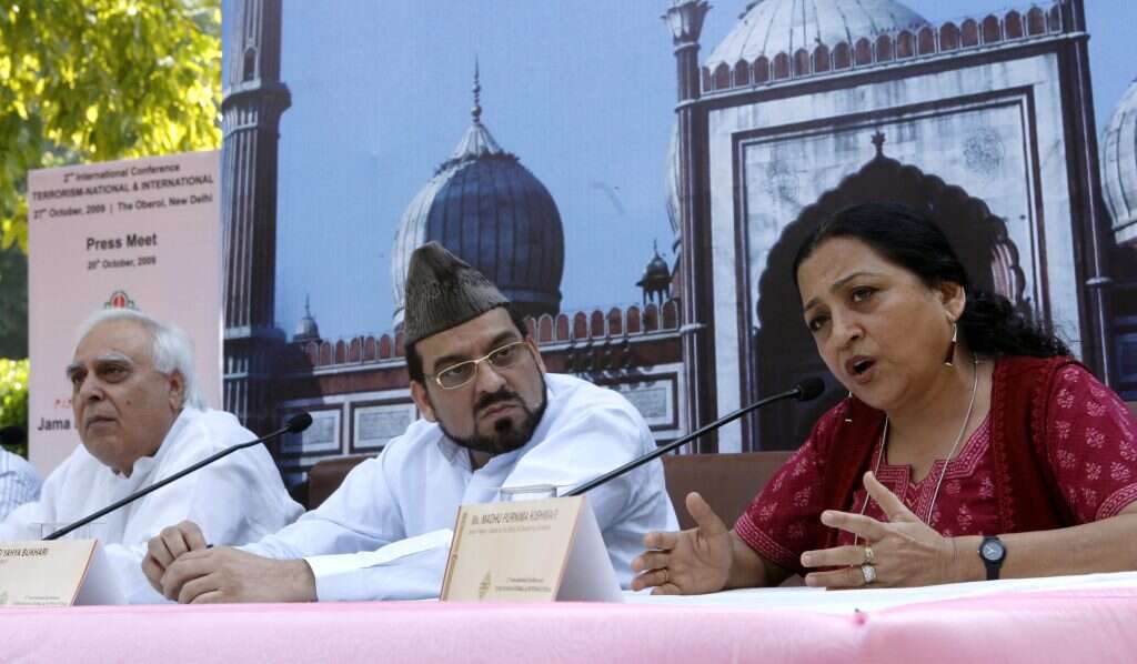 קישוואר במסיבת עיתונאים עם אחד משרי מפלגתו של מודי, 2019. | גטי אימג'ס קישוואר במסיבת עיתונאים עם אחד משרי מפלגתו של מודי, 2019. | גטי אימג'ס