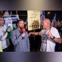 מפגינים בבני־ברק מפריעים לכתב ערוץ 14 עתי שלו. | עומר פיכמן, פלאש 90