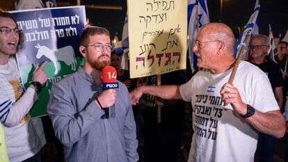מפגינים בבני־ברק מפריעים לכתב ערוץ 14 עתי שלו. | עומר פיכמן, פלאש 90