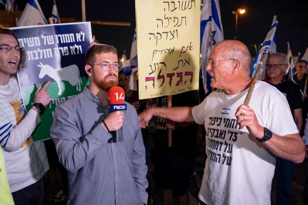 מפגינים בבני־ברק מפריעים לכתב ערוץ 14 עתי שלו. | עומר פיכמן, פלאש 90