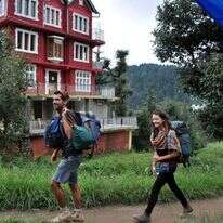 תיירים ישראלים ליד בית חב"ד בדרמסאלה. | גטי אימג'ס