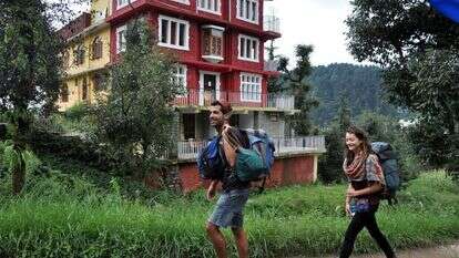 תיירים ישראלים ליד בית חב"ד בדרמסאלה. | גטי אימג'ס