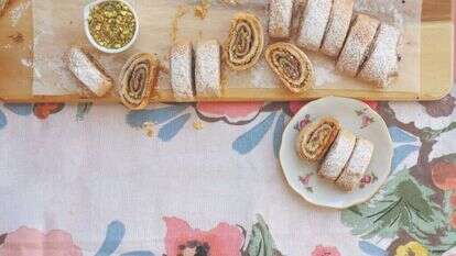 מגולגלות לוטוס ופיסטוקים. | ליכטנשטט אפרת