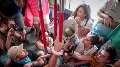 מחאות נגד אי הפעלת הרכבת הקלה החדשה בתל אביב בשבת. | אבשלום ששוני - פלאש 90