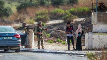 חיילי צה"ל במחסום שהקימו אחרי הפיגוע בחווארה, אתמול. | נאסר אישתייה, פלאש 90 חיילי צה"ל במחסום שהקימו אחרי הפיגוע בחווארה, אתמול. | נאסר אישתייה, פלאש 90