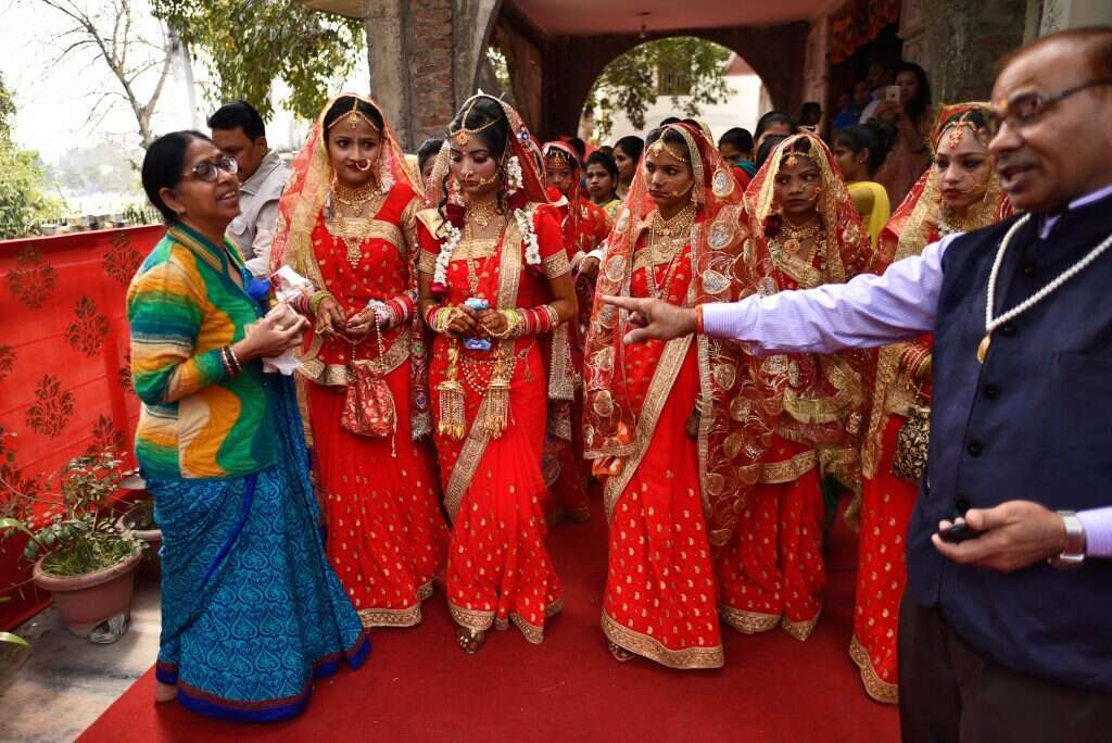 כלות הודיות צועדות לקראת טקס חתונה קבוצתי בניו־דלהי. | גטי אימג'ס כלות הודיות צועדות לקראת טקס חתונה קבוצתי בניו־דלהי. | גטי אימג'ס