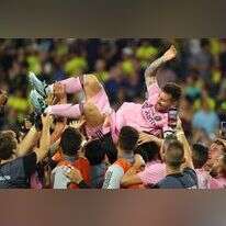 חבריו לקבוצה מניפים את ליונל מסי לאחר הזכייה בגביע הליגה האמריקני. | Kevin C. Cox, Getty Images / AFP