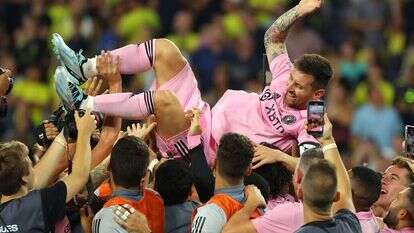 חבריו לקבוצה מניפים את ליונל מסי לאחר הזכייה בגביע הליגה האמריקני. | Kevin C. Cox, Getty Images / AFP