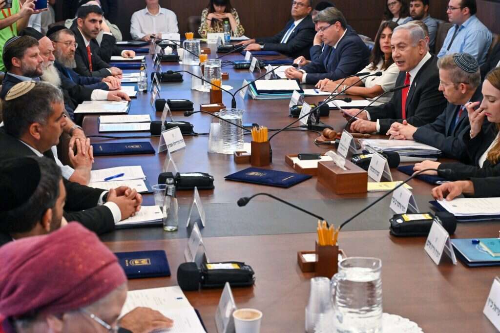 ישיבת ממשלה. | קובי גדעון, לע"מ