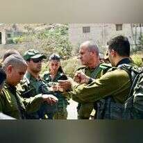 כוחות צה"ל ומפקדי אוגדת יהודה ושומרון בזירת הפיגוע בחודש שעבר בבית חגי. | דובר צה"ל