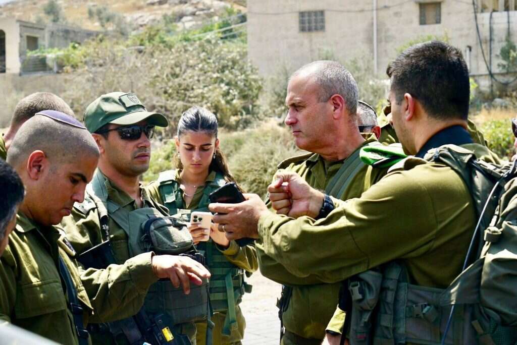 כוחות צה"ל ומפקדי אוגדת יהודה ושומרון בזירת הפיגוע בחודש שעבר בבית חגי. | דובר צה"ל