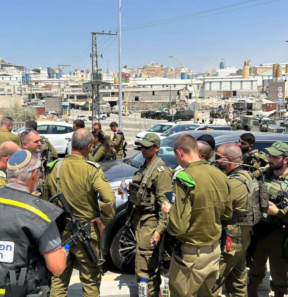 כוחות צה"ל ומפקדי אוגדת יהודה ושומרון מזירת הפיגוע. | דובר צה"ל כוחות צה"ל ומפקדי אוגדת יהודה ושומרון מזירת הפיגוע. | דובר צה"ל