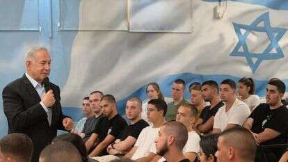 נתניהו בעת שיחתו עם המתגייסם החדשים. | עמוס בן גרשום לע"מ
