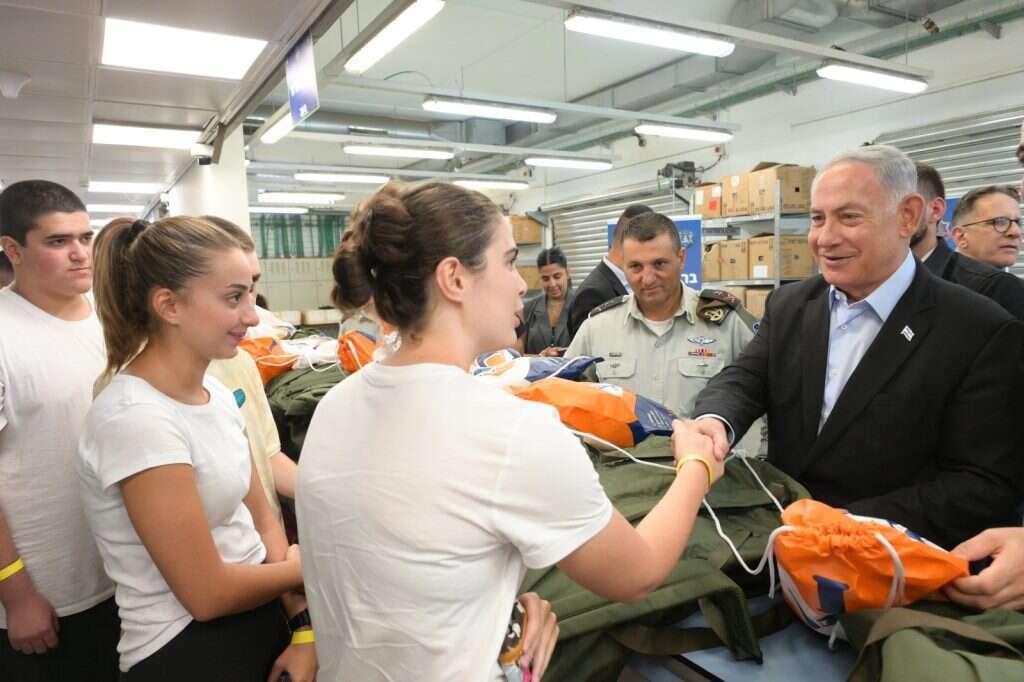 נתניהו במפגש בשרשרת החיול עם המתגייסים החדשים. | עמוס בן גרשום לע"מ