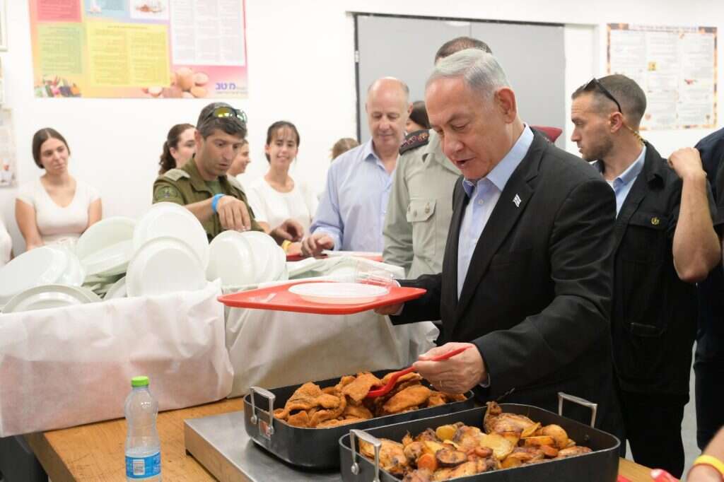 נתניהו בחדר האוכל בעת ביקורו. | עמוס בן גרשום לע"מ