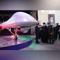 נשיא איראן, ראיסי, עם המל"ט האיראני החדש. | EPA/IRANIAN PRESIDENTIAL OFFICE