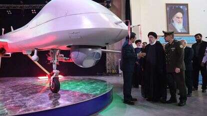 נשיא איראן, ראיסי, עם המל"ט האיראני החדש. | EPA/IRANIAN PRESIDENTIAL OFFICE