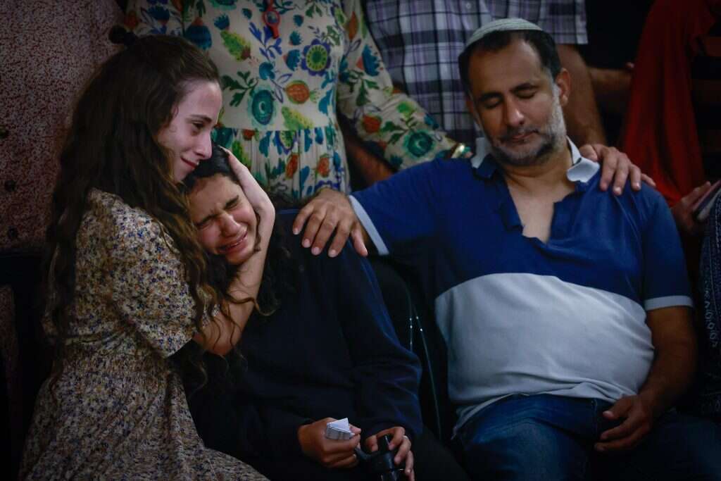 משפחתה של בת שבע נגרי הי"ד בהלווייה. | חיים גולדברג - פלאש 90