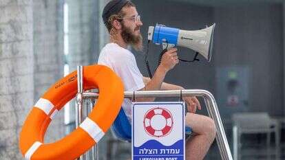 סדרנים, 3 מצילים, 2 גלגלי איחוד הצלה ואחת תפילה לאלוקינו. | יוסי אלוני סדרנים, 3 מצילים, 2 גלגלי איחוד הצלה ואחת תפילה לאלוקינו. | יוסי אלוני