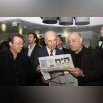 יחסים מורכבים עם הבמאי והמנהל האמנותי עמרי ניצן. סמל עם ניצן ושמעון פרס, 2016. | איציק בירן יחסים מורכבים עם הבמאי והמנהל האמנותי עמרי ניצן. סמל עם ניצן ושמעון פרס, 2016. | איציק בירן