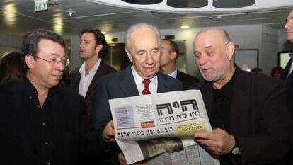 יחסים מורכבים עם הבמאי והמנהל האמנותי עמרי ניצן. סמל עם ניצן ושמעון פרס, 2016. | איציק בירן יחסים מורכבים עם הבמאי והמנהל האמנותי עמרי ניצן. סמל עם ניצן ושמעון פרס, 2016. | איציק בירן