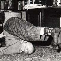 "יסוד של חספוס בווארי", הומור ואירוניה עצמית. אברהם הלוי פרנקל בביתו | מתוך הספר. באדיבות המשפחה