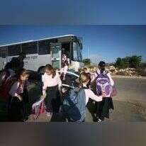 תלמידות בית ספר בתלבושת אחידה. | מרים צחי