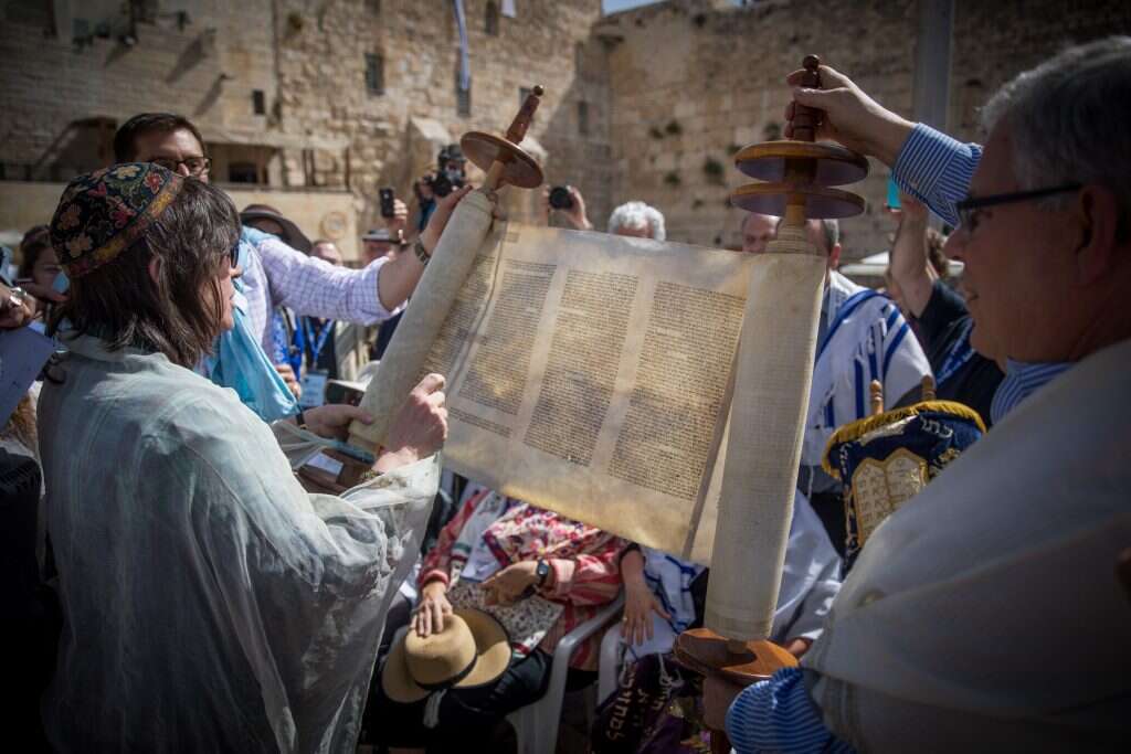 אישה עולה לתורה בכותל. | יונתן זינדל, פלאש 90
