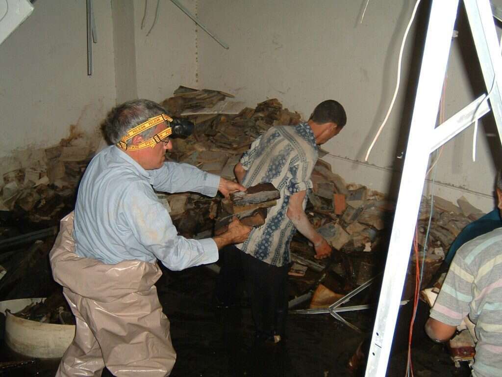 ספרי קודש ופרטים אישיים. רוד בפעילות הצלה במרתף המוצף, בגדד 2003. | באדיבות המצולם, אוסף פרטי