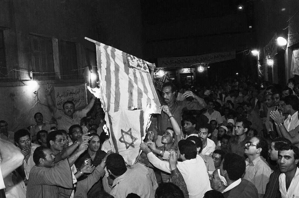 הפגנה אנטי־ישראלית ואנטי־אמריקנית מול האוניברסיטה בקהיר, 1985. | איי.פי