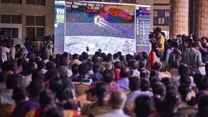 שידור חי של נחיתת החללית על הירח במכון מחקר הודי, שלשום. | אי.פי.איי, שאטרסטוק