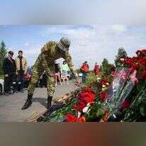 זרי פרחים ליד מטה וגנר לשעבר בסנט־פטרבורג, אתמול. | אי.פי.איי