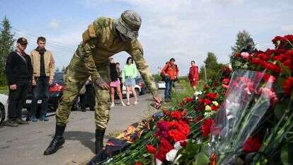 זרי פרחים ליד מטה וגנר לשעבר בסנט־פטרבורג, אתמול. | אי.פי.איי