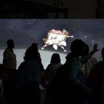 צופים בנחיתת חללית על הירח | EPA PIYAL ADHIKARY