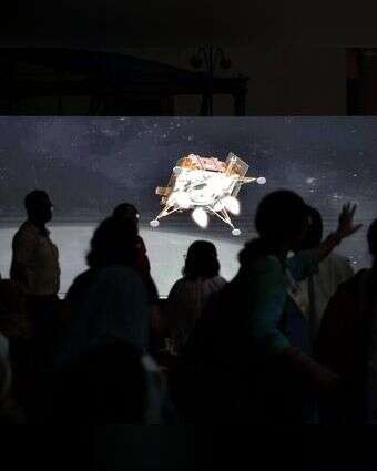 צופים בנחיתת חללית על הירח | EPA PIYAL ADHIKARY