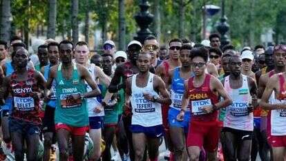 הרצים במרתון בהונגריה, במרכז, טפרי. | EPA / ALEKSANDRA SZMIGIEL 1