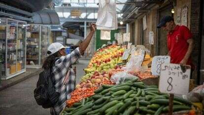 דוכן ירקות ופירות בשוק מחנה יהודה. למצולמים אין קשר לנאמר בכתבה | חיים גולדברג - פלאש 90