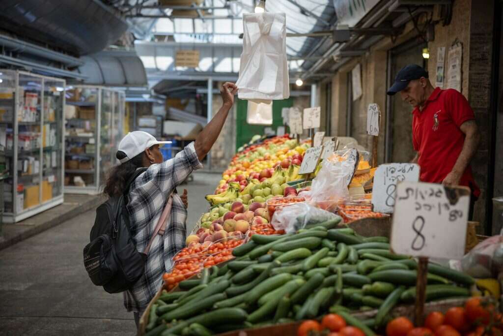 דוכן ירקות ופירות בשוק מחנה יהודה. | חיים גולדברג - פלאש 90