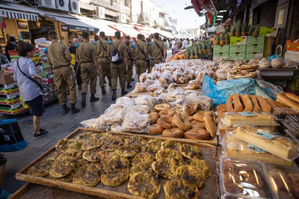 דוכני לחמים ומאפים בשוק מחנה יהודה. | חיים גולדברג - פלאש 90