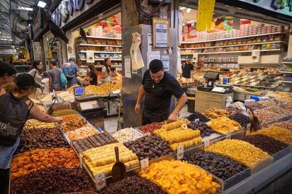דוכני פירות יבשים ומתוקים בשוק מחנה יהודה. | חיים גולדברג -פלאש 90 דוכני פירות יבשים ומתוקים בשוק מחנה יהודה. | חיים גולדברג -פלאש 90